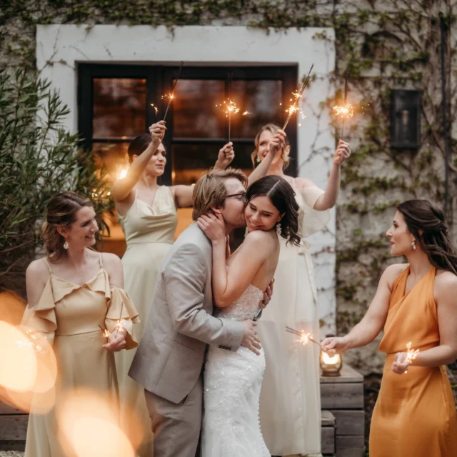 Eure Hochzeit soll sich wie ein echtes Fest anfühlen – nicht wie ein Projekt.
Entspannt. Leicht. Voller Vorfreude und bedeutsamer Momente.
Wenn ihr euch für eine Planerin entscheidet, entscheidet ihr euch für Klarheit, Überblick und eine Umsetzung mit Stil.
Ich begleite euch mit Herz, Struktur und dem Blick fürs Wesentliche – damit ihr euren Tag genießen könnt, von Anfang bis Ende.
💛 Es ist mehr als ein Tag. Es ist eure Geschichte. Euer Anfang. Euer Fest.
@schnuhzphotography
@annacosa
@jacqui_2412
@ines_watzke
@ina_peyfuss
@kathi_lurger
@villa_brautglueck
@teller_herrenmode_wien 
@eventschmiede_gut_fabricius 
#eurehochzeiteuerstil 
#hochzeitsplanungmitherz #luxuryweddingplanner 
#exklusivehochzeit #weddingvibes #heiratenmitstil 
#weddingplanneraustria #hochzeitskonzept #justmarriedfeeling #hochzeit2025 #hochzeit2026 #bridesmaiddress #bridetobe