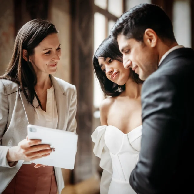 Heiraten zwischen Kunst & Geschichte?? 
….. habt ihr schon an so eine Location gedacht?
Manche Orte erzählen ihre ganz eigene Geschichte.
Wie wäre es, wenn eure Hochzeit Teil davon wird?
Das Kunsthistorische Museum bietet eine unvergleichliche Kulisse für elegante und außergewöhnliche Hochzeiten.
Ich liebe es, Paare bei der Suche nach dem perfekten Ort zu begleiten – einem, der zu euch passt und für euch etwas ganz Besonderes ist. Ob prunkvoll, modern oder ganz intim: Es gibt so viele Möglichkeiten abseits der bekannten Wege.
✨ Ihr träumt von einer einzigartigen Location mit Wow-Effekt?
Lasst uns gemeinsam überlegen, welcher Ort zu euch und eurer Geschichte passt.
@schnuhzphotography
@mim_mid_
#hochzeitslocation #heiratenimmuseum #exklusivehochzeit #hochzeitsplanung #eurehochzeiteuerstil #weddingplanneraustria #luxushochzeit #kunsthistorischesmuseum